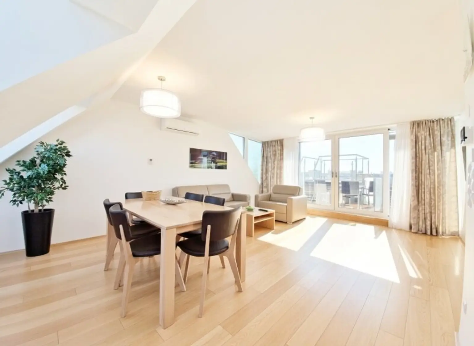 großzügige Wohnküche ca. 40 m² mit Terrasse