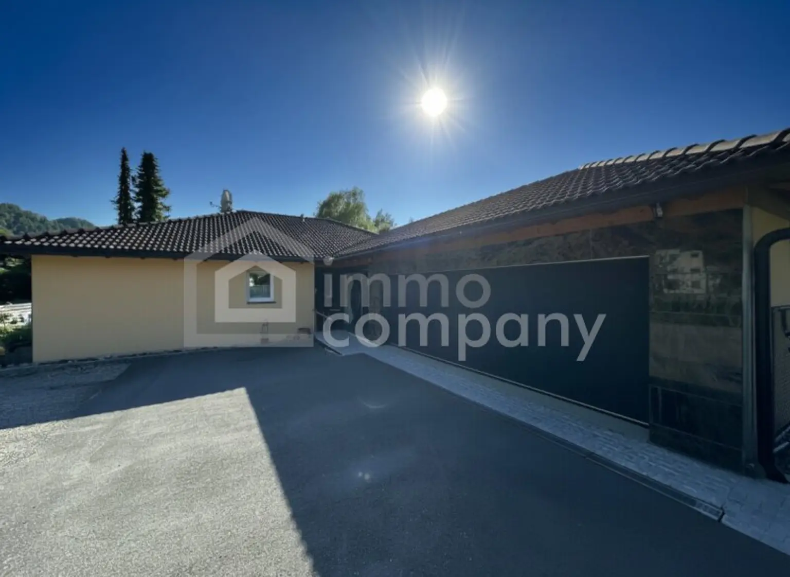 Unschlagbares Top-Angebot ! Luxuriöser Bungalow mit hochwertiger Ausstattung, in zentrumsnaher, sonniger Ruhelage in Hohenems, sehr geräumige Dreier-Garage mit Fernbedienung, großzügige Grundstücksfläche, ausgezeichnete…