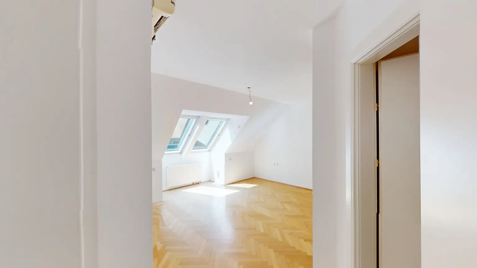 Elegante Dachgeschosswohnung mit Gartenblick, Terrassen und Garage