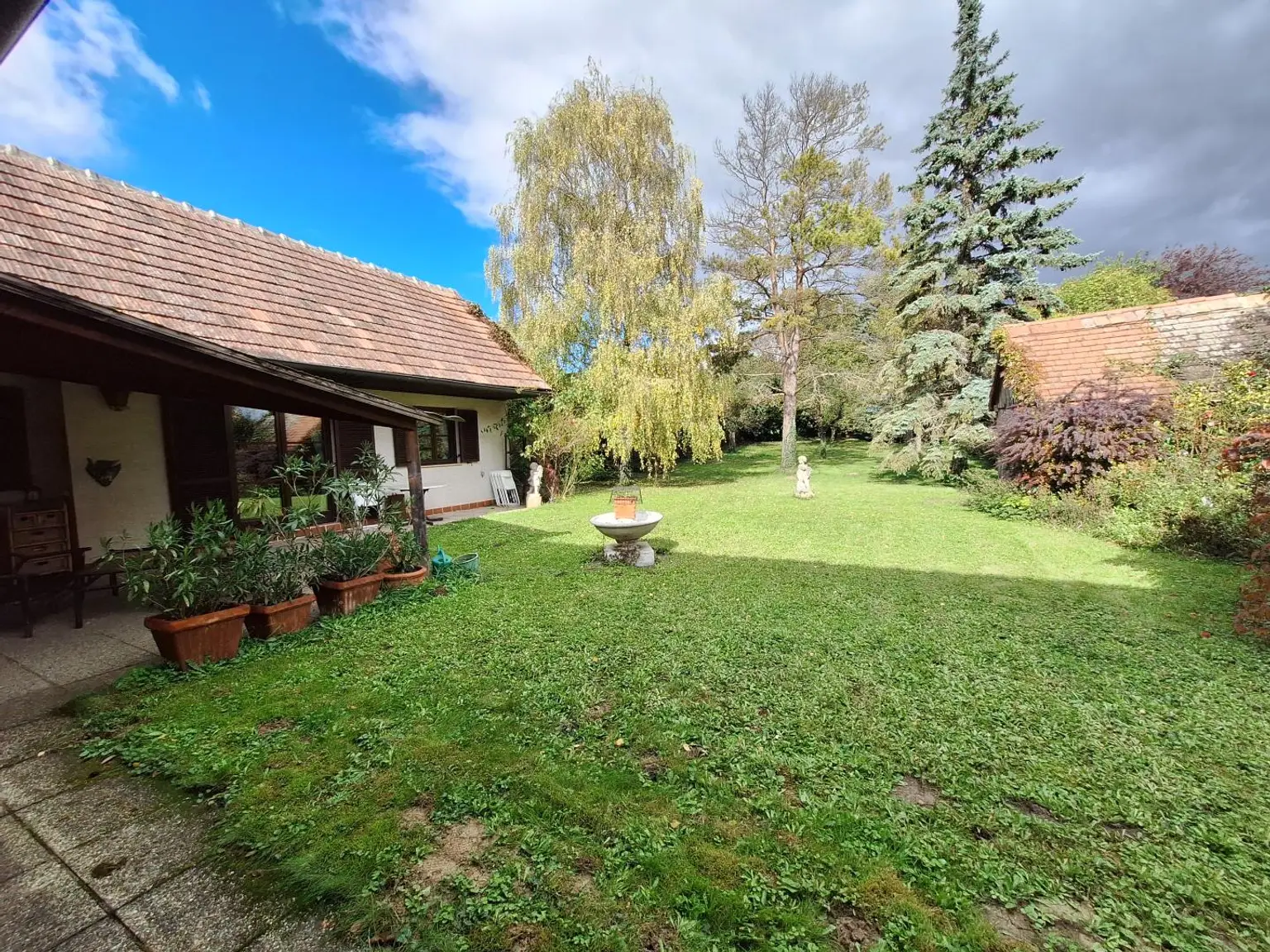 Wien Nähe: Sonnendurchflutetes, ehemaliges Bauernhaus mit 1224m² großem, ebenem Grundstück in ruhiger Sackgasse