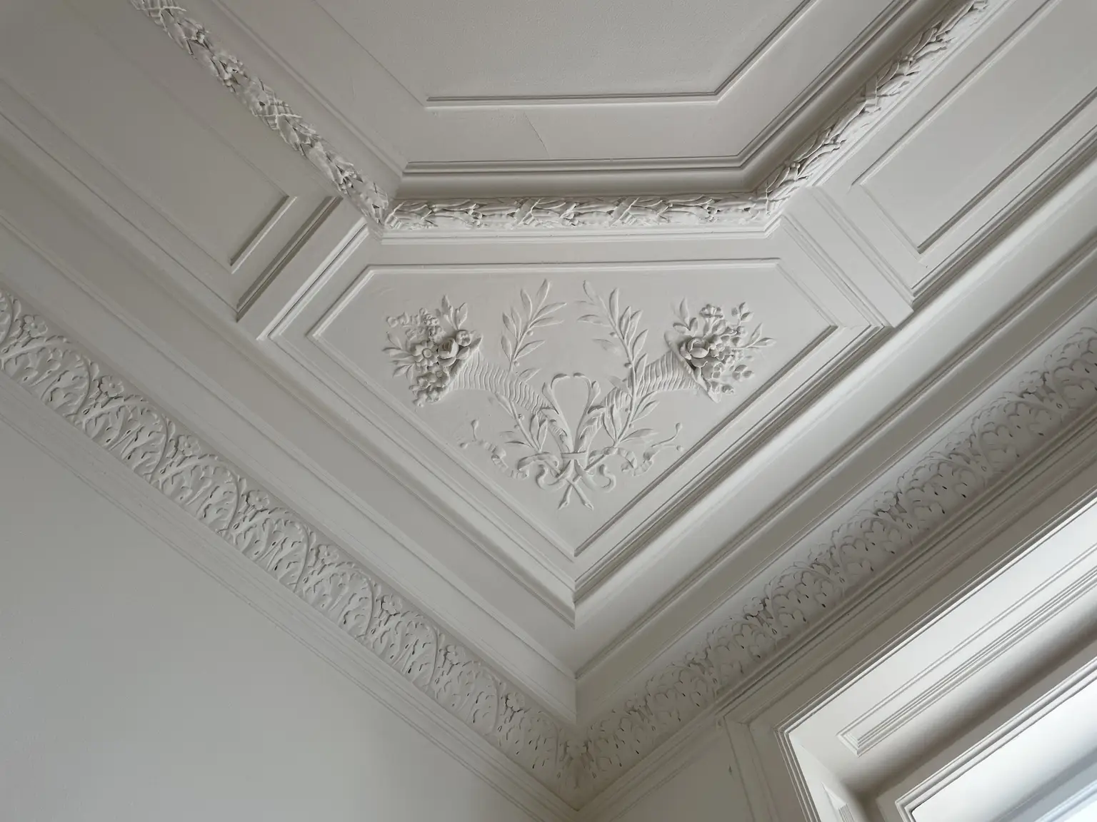 UNBEFRISTET: Traumhafte Altbauwohnung in prominenter Lage