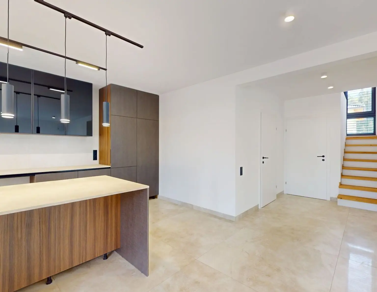 Stilvolle Doppelhaushälfte mit Pool, Designküche und Wohlfühlambiente