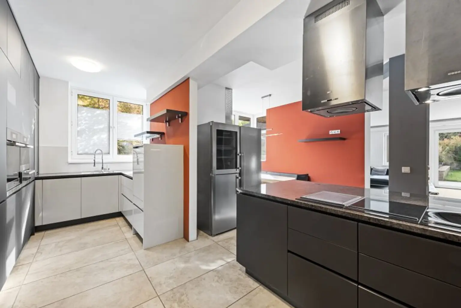 Exklusive Villa mit Nebengebäude in Gießhübl – Wohnen, Arbeiten & Wellness in Premiumlage