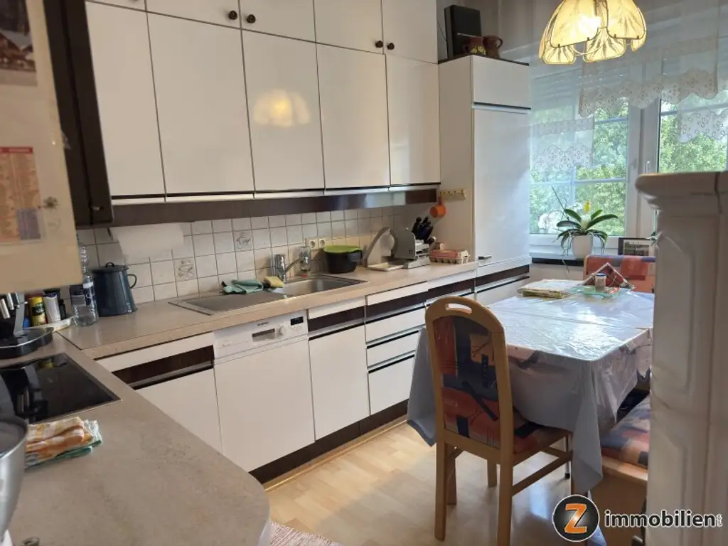Unterkellertes Einfamilienhaus mit Garage und Obstbaumbestand