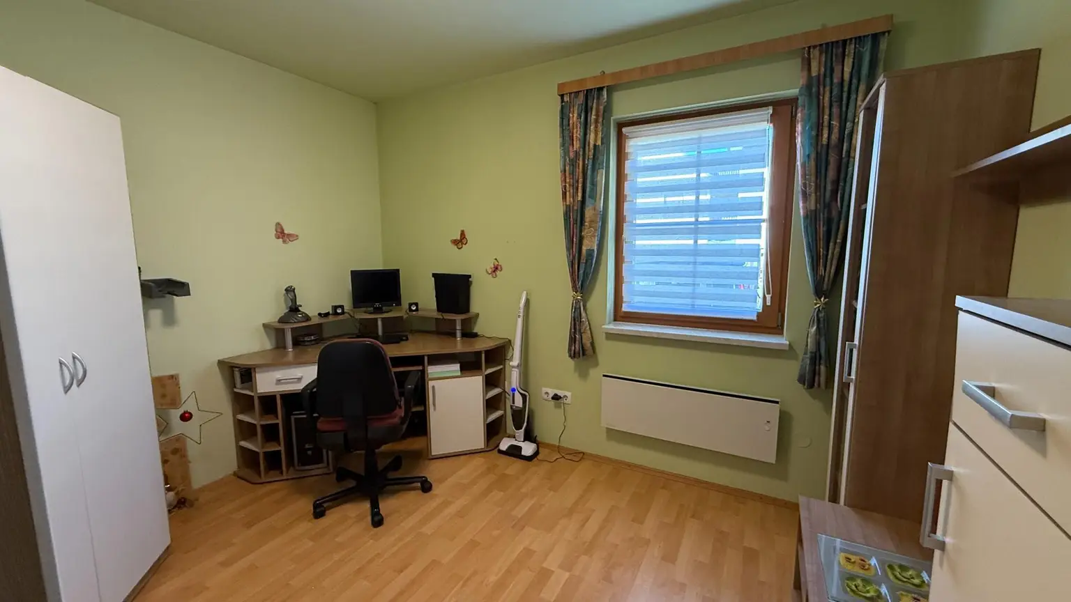 Bezugsfertiges Fertigteilhaus auf einem sonnigen Grundstück