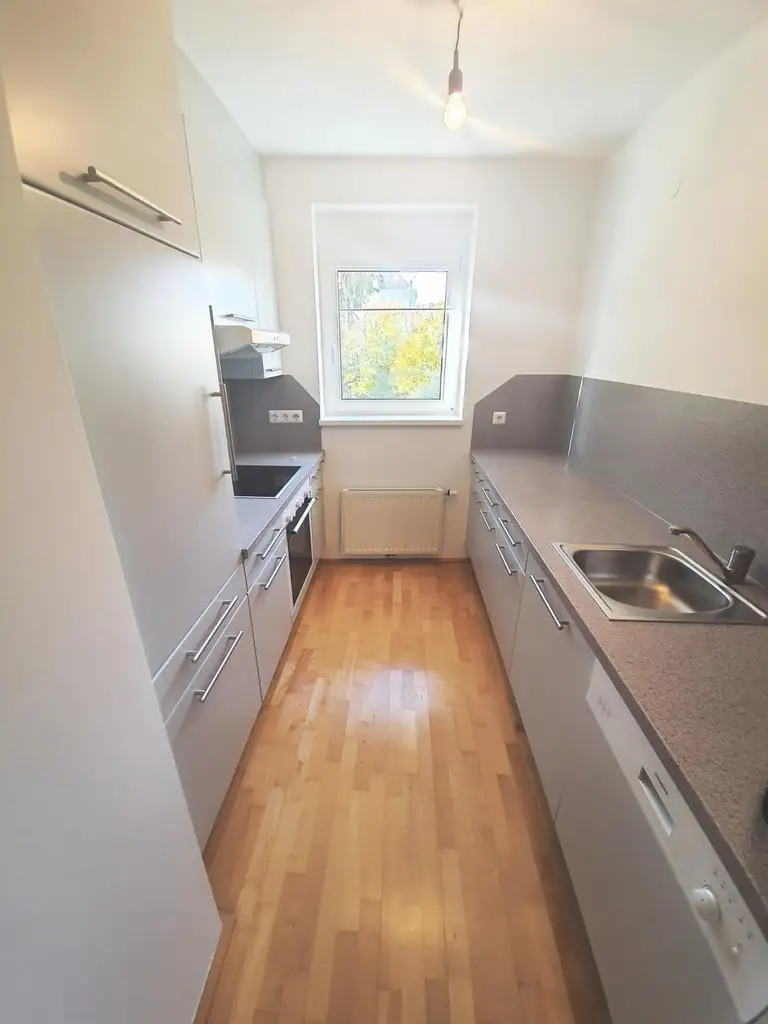 2-Zimmer-Wohnung mit Balkon und herrlichem Blick ins Grüne - Hietzinger Hauptstraße ums Eck