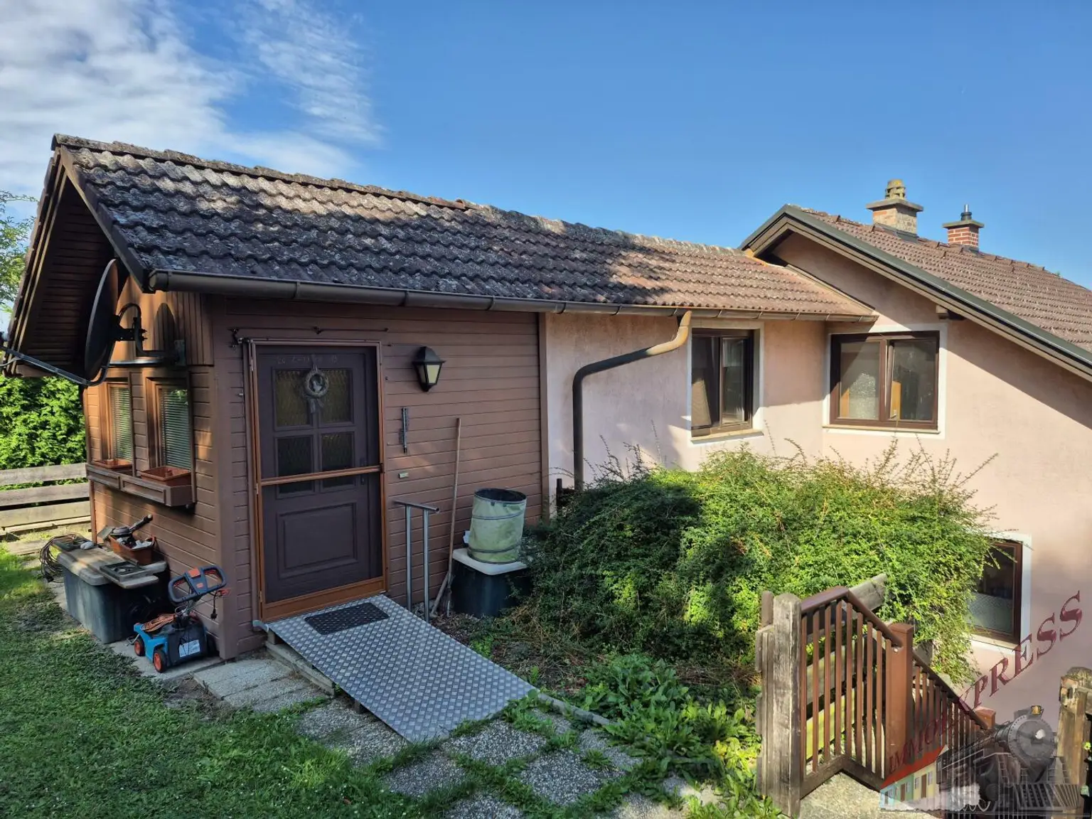 Zweifamilienhaus-riesiges Grundstück und Stallung-grenzenlose Möglichkeiten