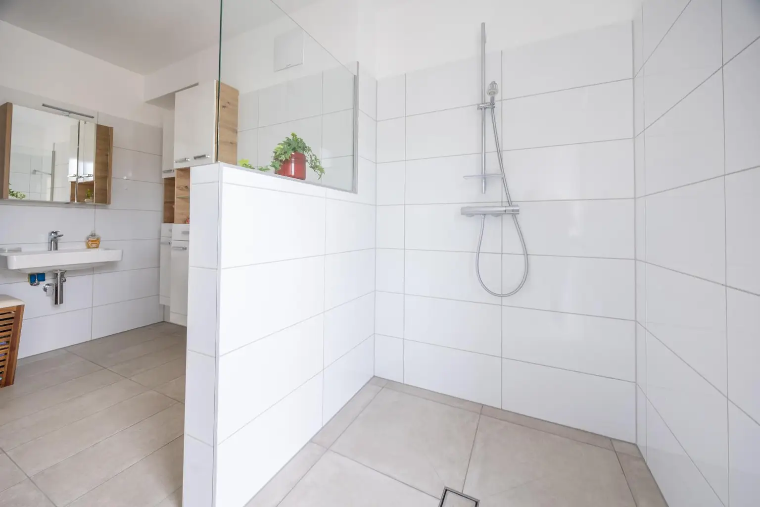 Badezimmer mit großzügiger Walk-in-Dusche