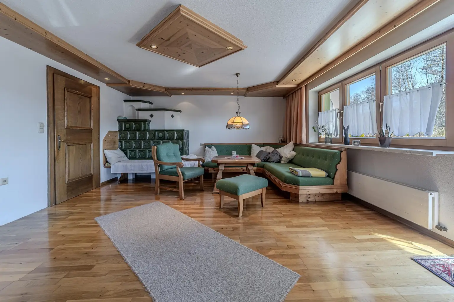 Wohnzimmer mit Kachelofen