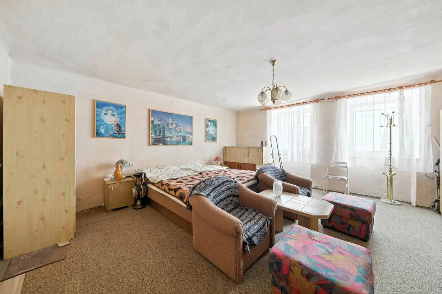 Renovierungsbedürftige Liegenschaft mit zwei Wohneinheiten, Nebengebäuden & Garage!