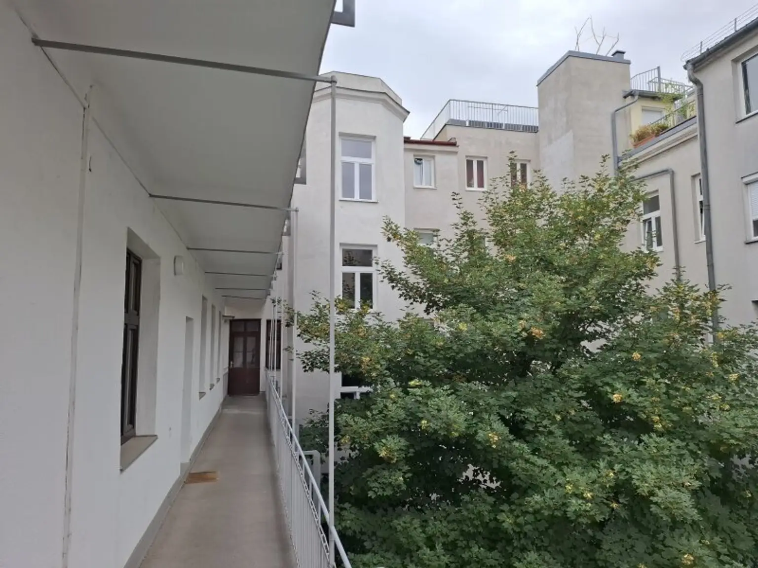 Mittelzinshaus mit strukturierter Fassade in Kaisermühlen - UNO-City/Alte Donau