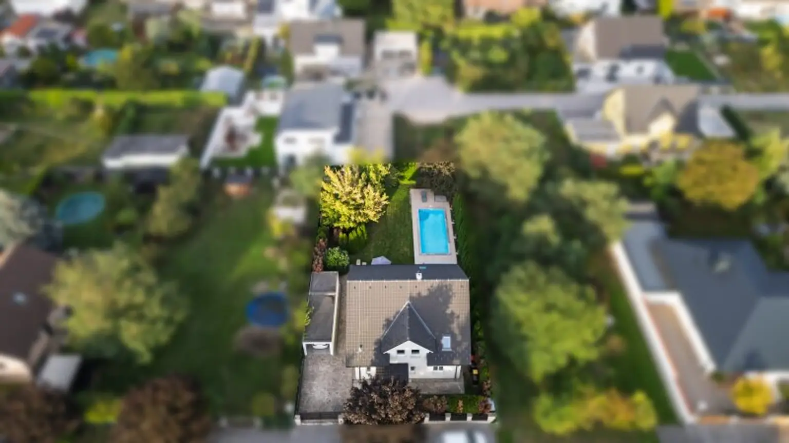 ! "take your bags and move in" ! 4,5 Zimmer, Terrasse, Garage & Pool! Grünruhelage!