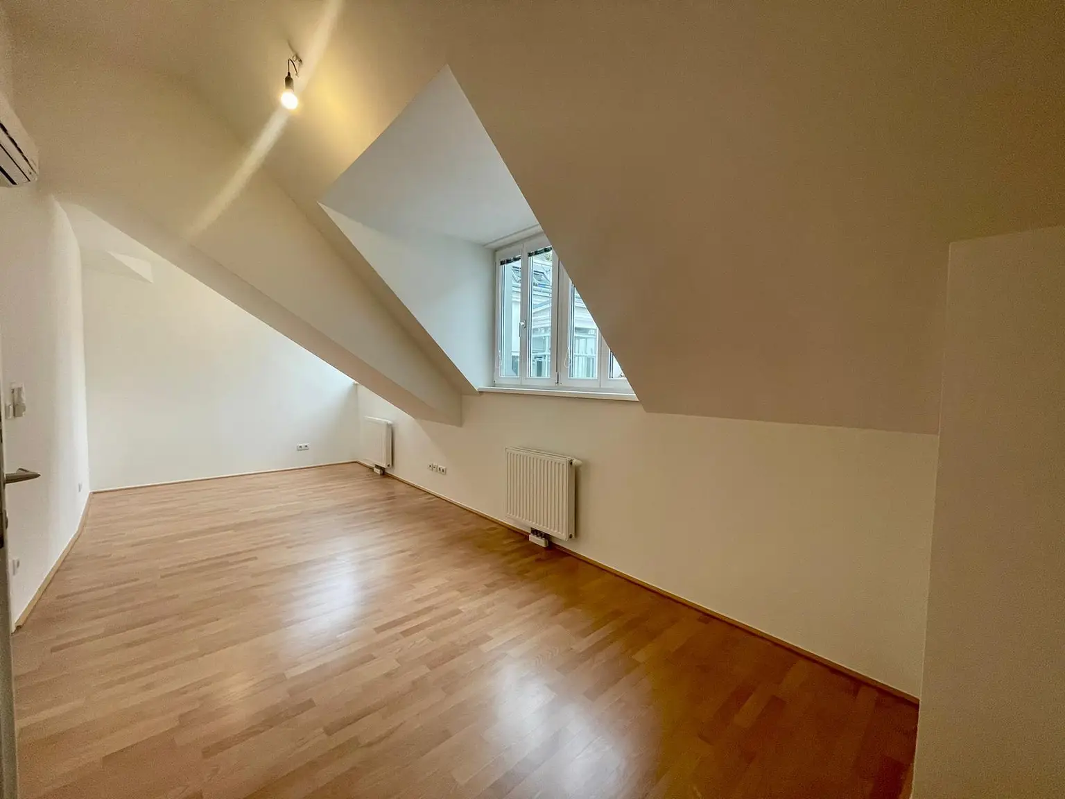 Modernes Wohnen nahe Naschmarkt: Klimatisierte Dachgeschoßwohnung mit Balkon und Terrasse