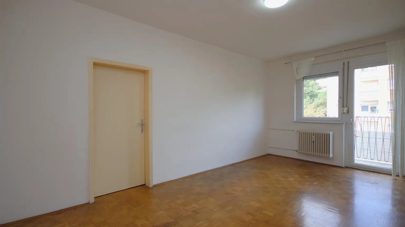 Sanierungsbedürftige 2- Zimmer-Wohnung mit Balkon