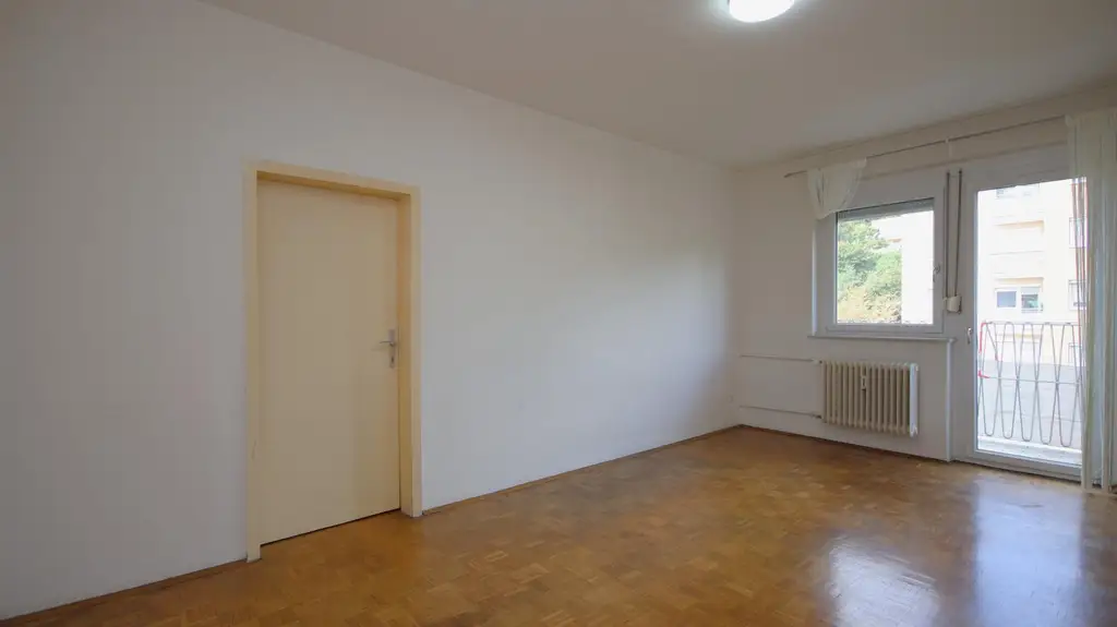 Sanierungsbedürftige 2- Zimmer-Wohnung mit Balkon