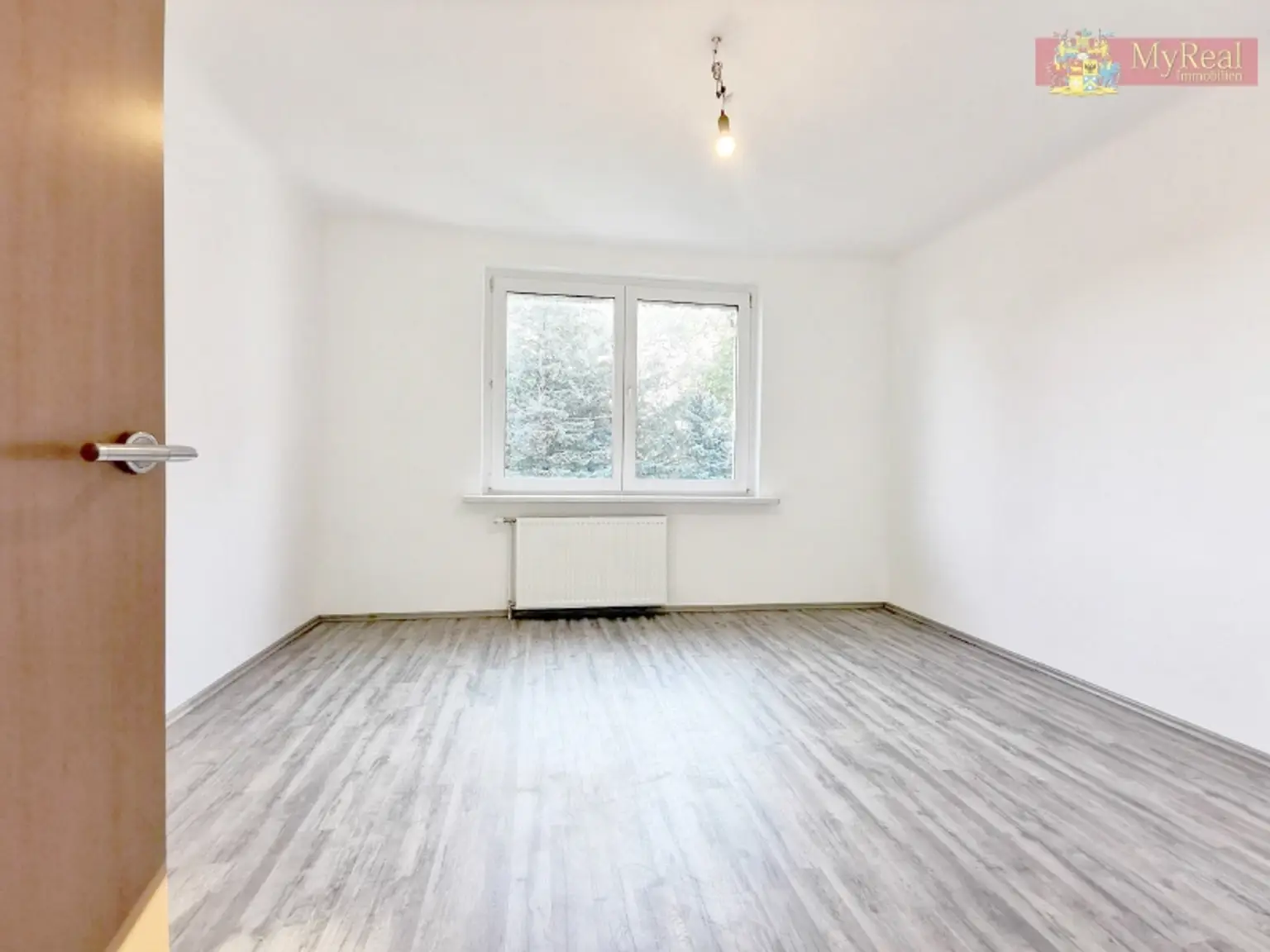 Sonnige  Generalsanierte 3 Zimmer  Wohnung in Grüne lage