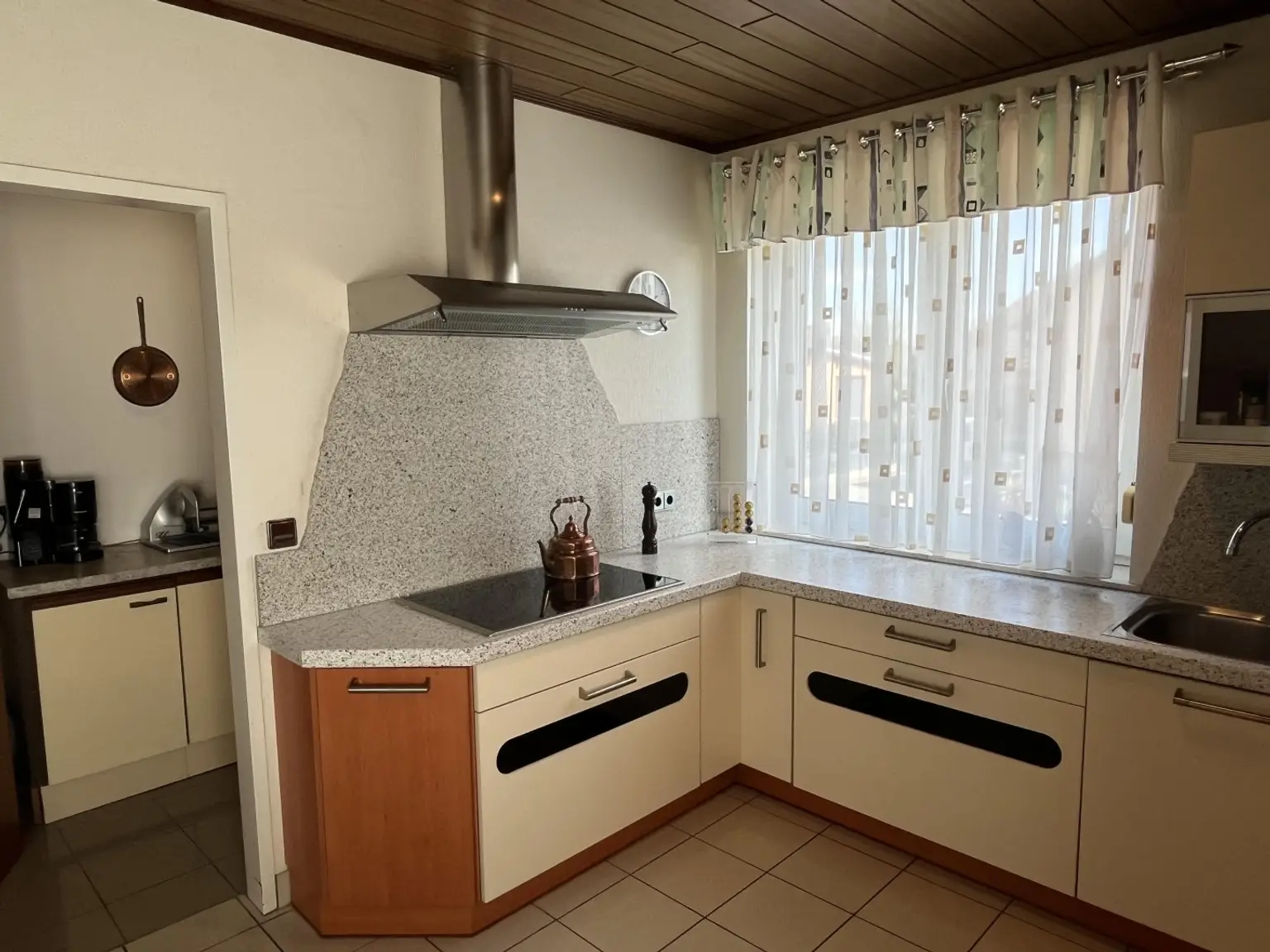 Küche mit Eingang in die Speis