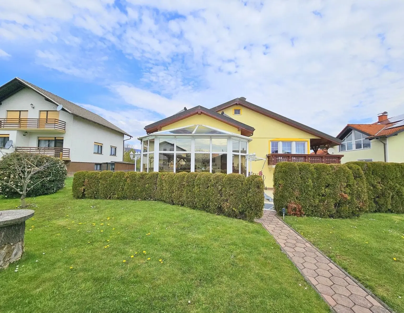 Nur 20 Minuten von der österreichischen Grenze entfernt - auf slowenischer Seite! Ein- bis Zweifamilienhaus in sonniger Lage sucht neue Besitzer!