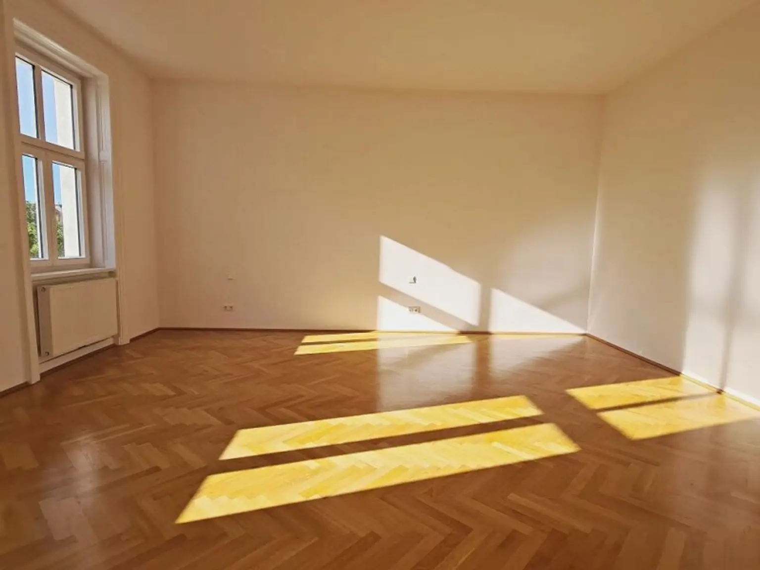 ROCHUSMARKT-NÄHE, sonnige 103 m2 Altbau, 3 Zimmer, WG-geeignet, Küche, Wannenbad, Parketten, Geusaugasse