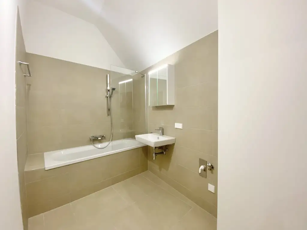ERSTBEZUG - Sonnige 3 Zimmerwohnung mit Dachterrasse - 2 bedroom Apartment with terrace