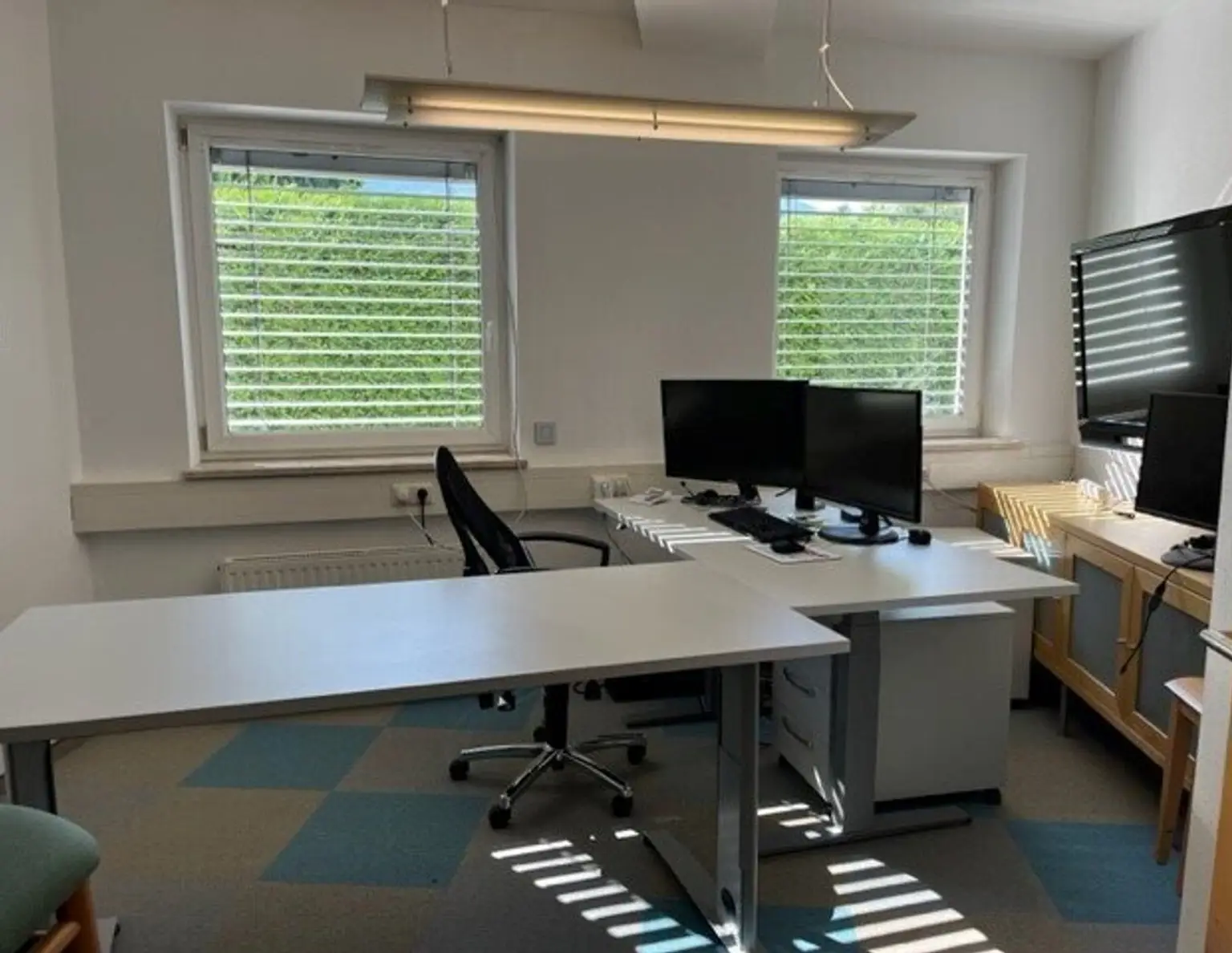 Bis zu 4 Büroplätze in Gemeinschaftsbüro mit IT-Firma zu vermieten (abgeschlossen oder als Coworking)