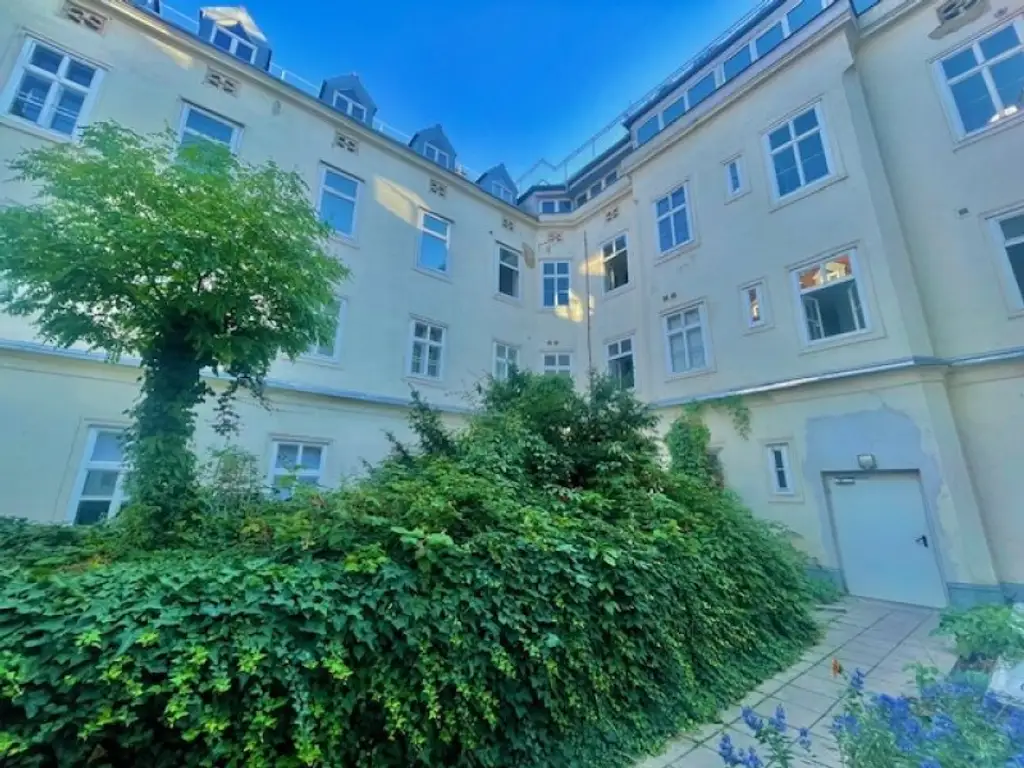 INNENSTÄDTISCHE - 3-Zimmer WOHNUNG -RENOVIERUNGSBEDÜRFTIG- mit sehr viel Potenzial - in Top Lage Wiens beim NASCHMARKT - Nähe KARLSPLATZ!