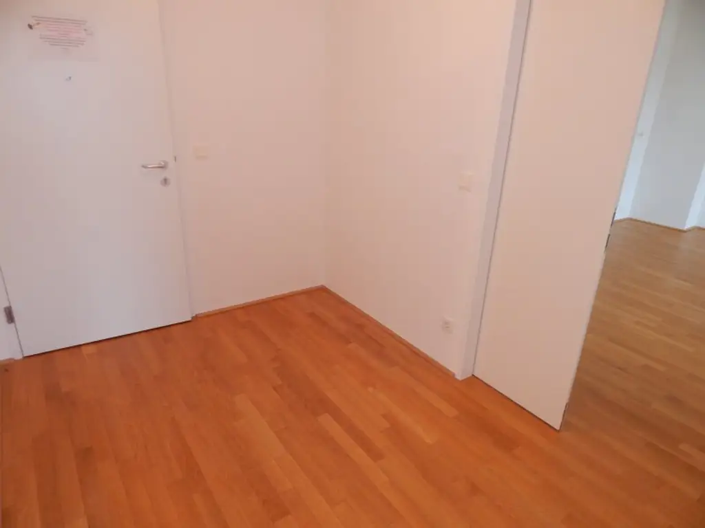 "PROVISIONSFREI" Helle und ruhige 3 Zimmer Terrassenwohnung mit Tiefgaragenplatz