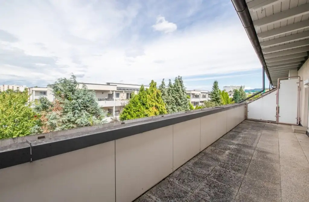 *** Wohnen in Waidmannsdorf *** Großzügige Vierzimmermaisonettewohnung mit Vorgarten & 3 Terrassen