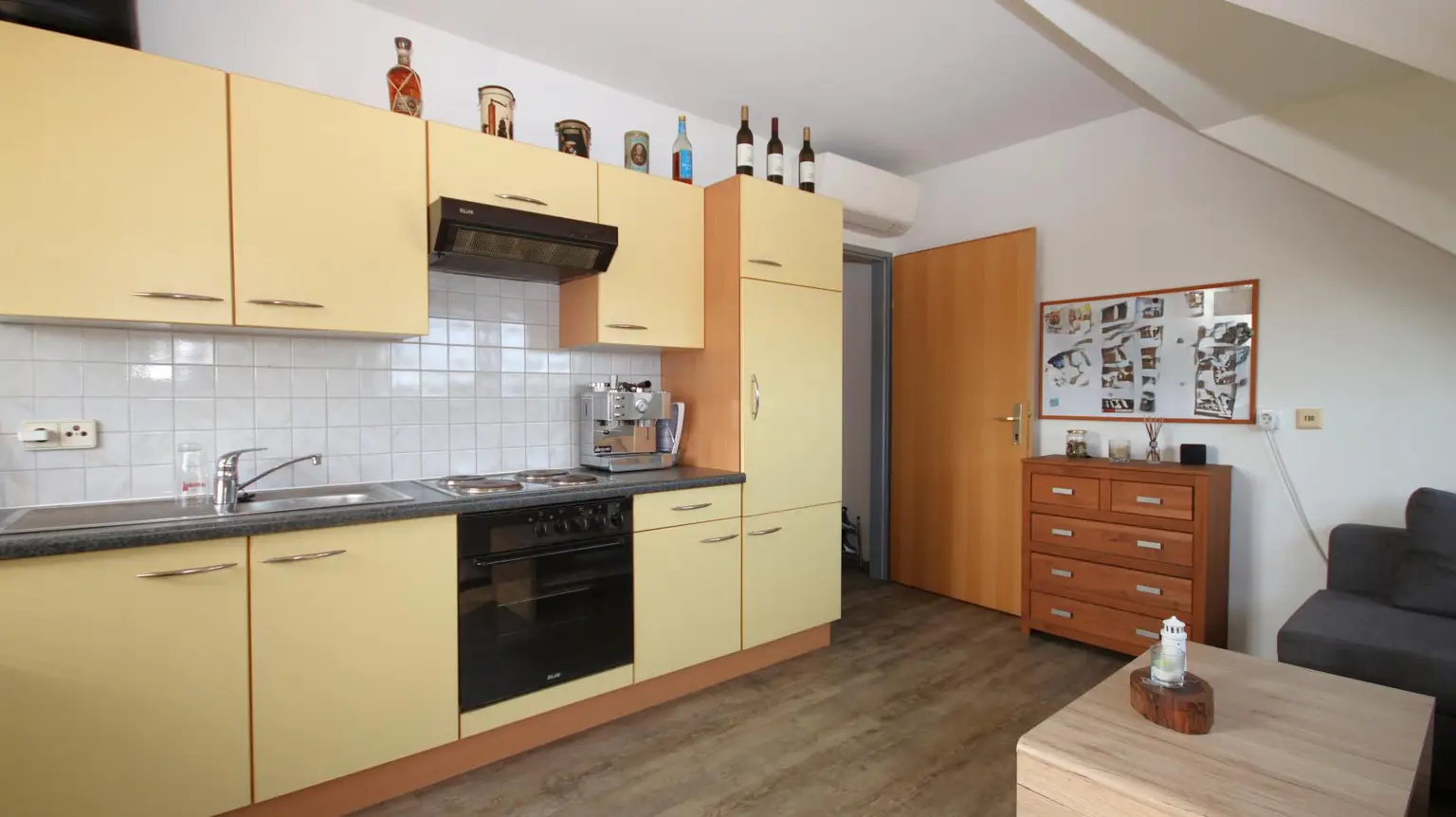2-Zimmer-Dachgeschosswohnung mit Parkplatz und Klimaanlage!