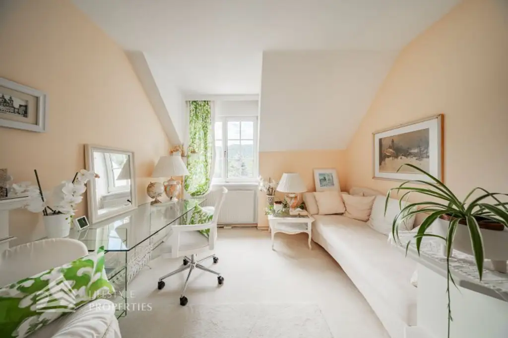 Beeindruckende Villa mit gepflegten Garten und Pool