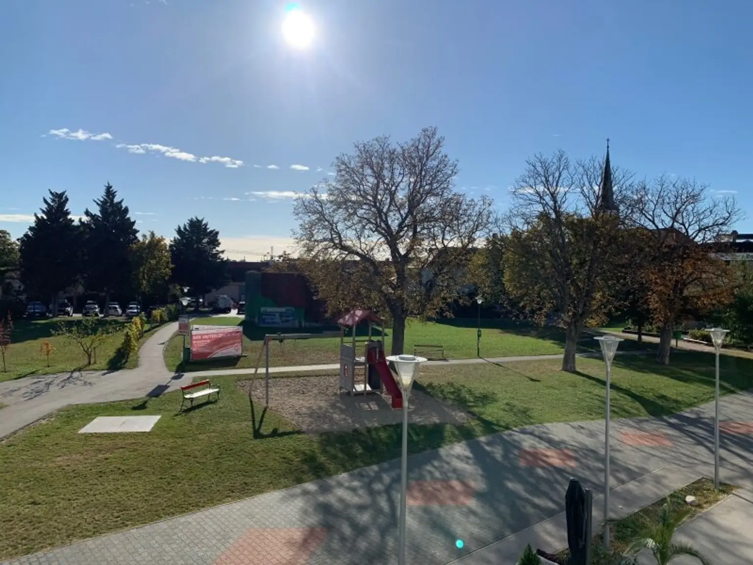 Zentrales Büro mit sonnigem Grünblick