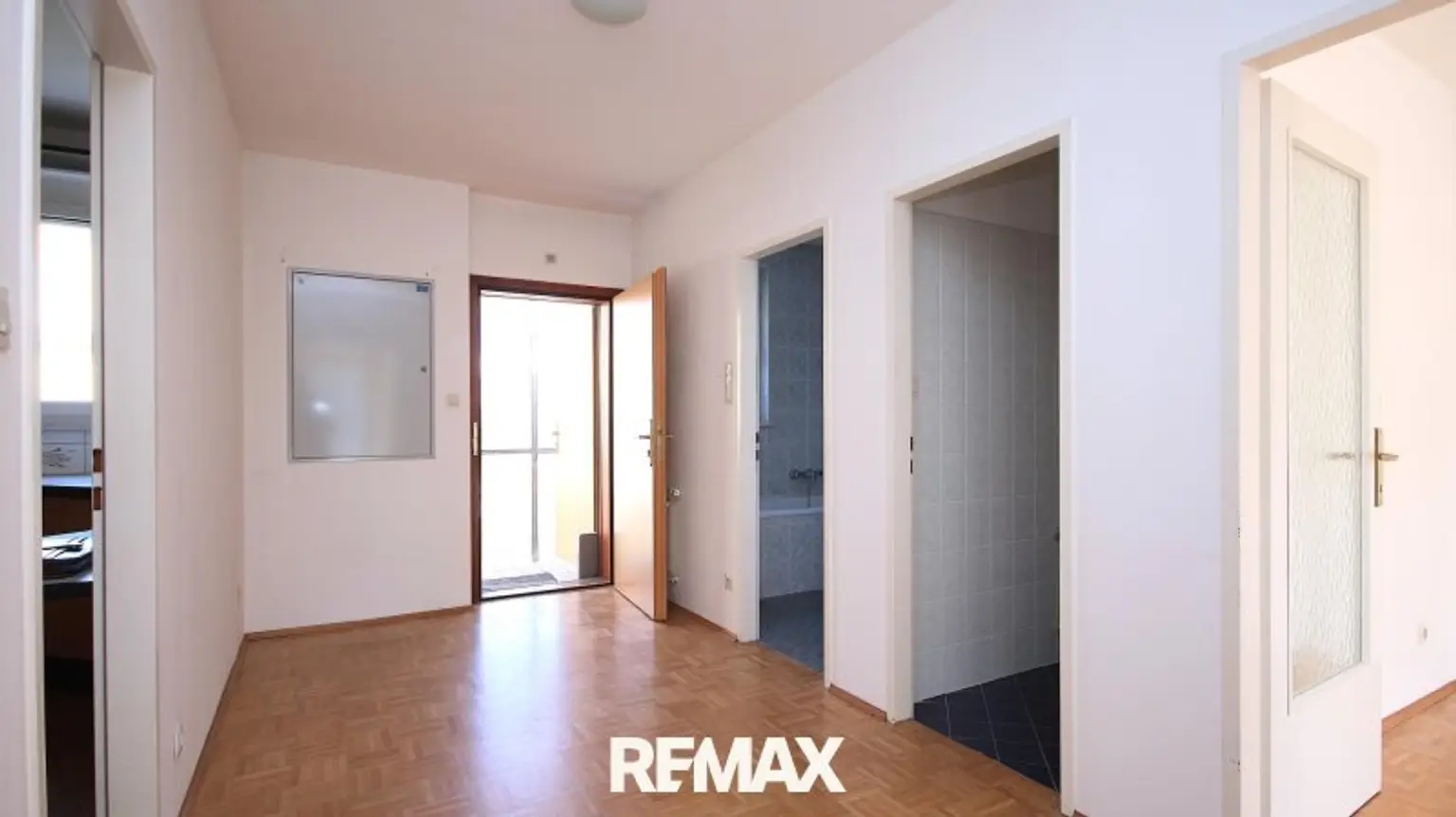 Großer Vorraum mit Garderobe