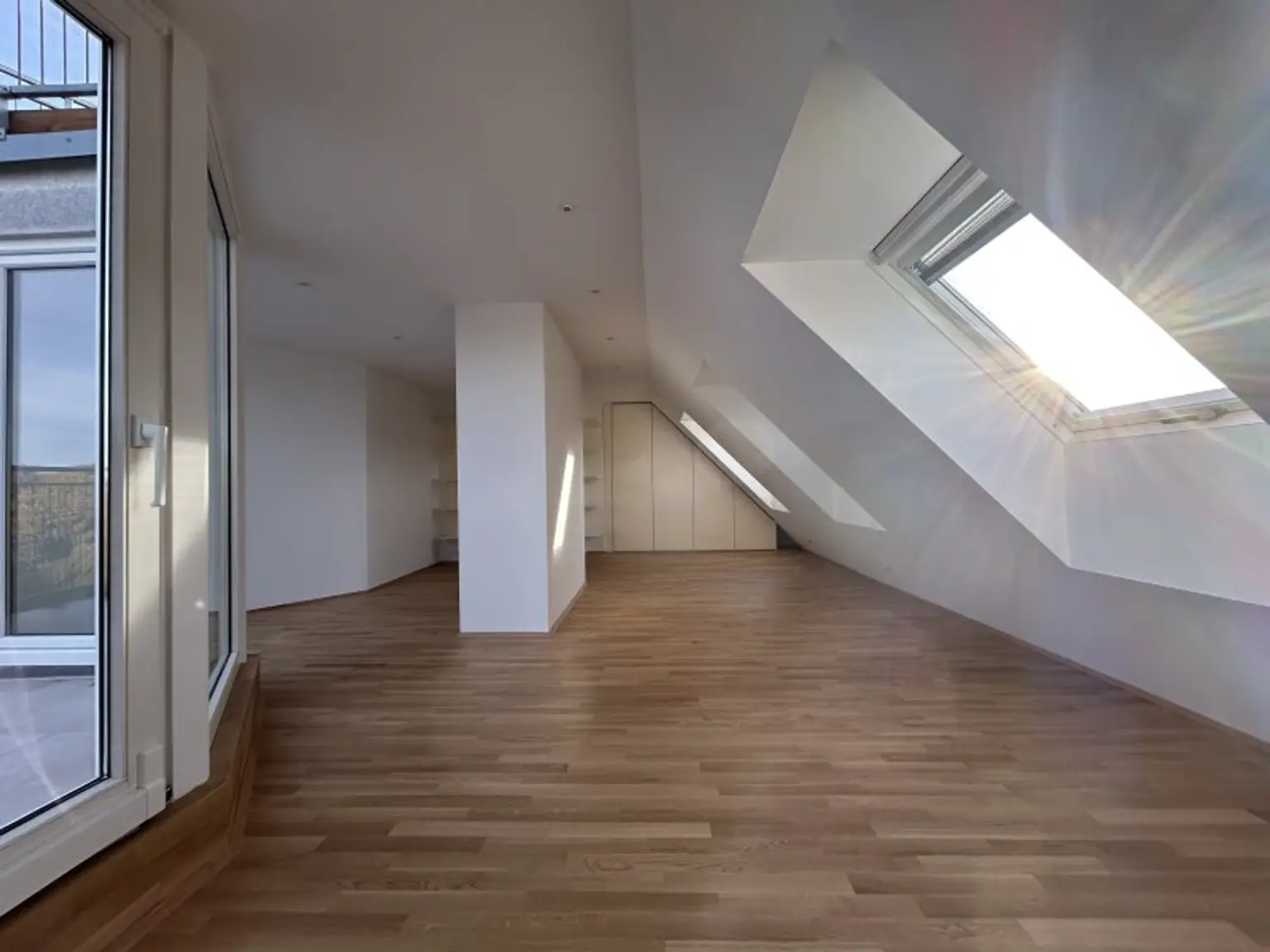 DACHGESCHOSS + 42m² TERRASSEN + FERNSICHT + SONNIG + RUHELAGE + TOPZUSTAND!