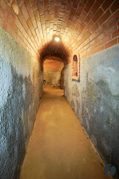 Verbindungsgang im Keller