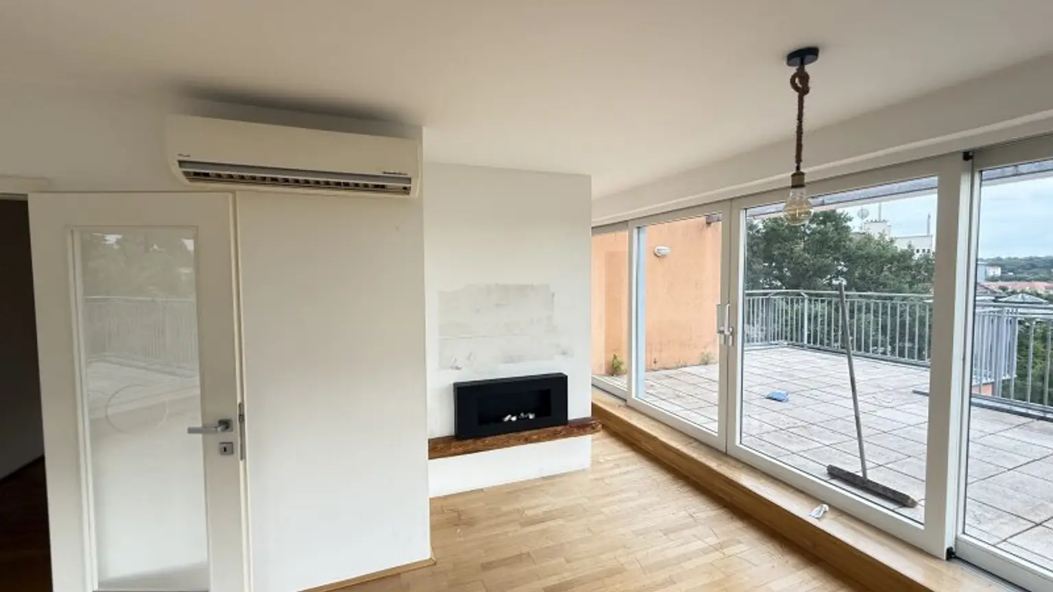 Klimatisierte Terrassenwohnung mit zwei Terrassen mit Ausblick auf das Schloss Schönbrunn und Steinhofkirche sowie opt. Stellplatz!