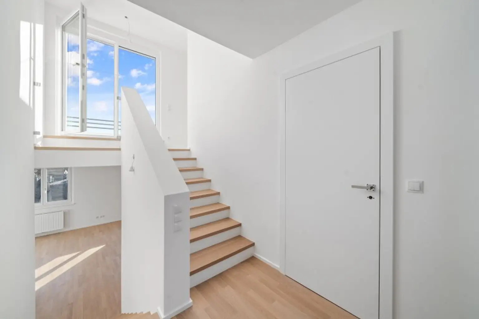 Generalsanierte Eigentumswohnung auf drei Ebenen mit zwei Terrassen - Gegenüber Sofiensäle