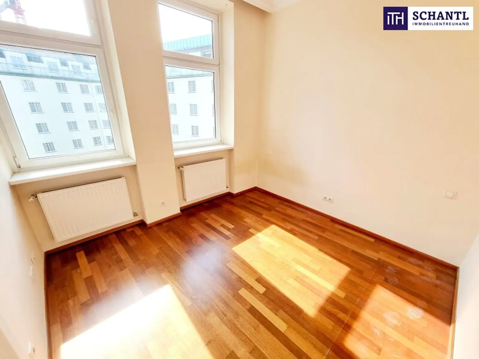 Zwischen Wiener Klassik und Naschmarkt Vibes - Ihr Zuhause mit Charme! Hofseitiger Balkon + Ruhiges Schlafzimmer! HIP und TRENDY die Gegend - Magisch schön das Altbauhaus - Ein MUST HAVE die Wohnung!