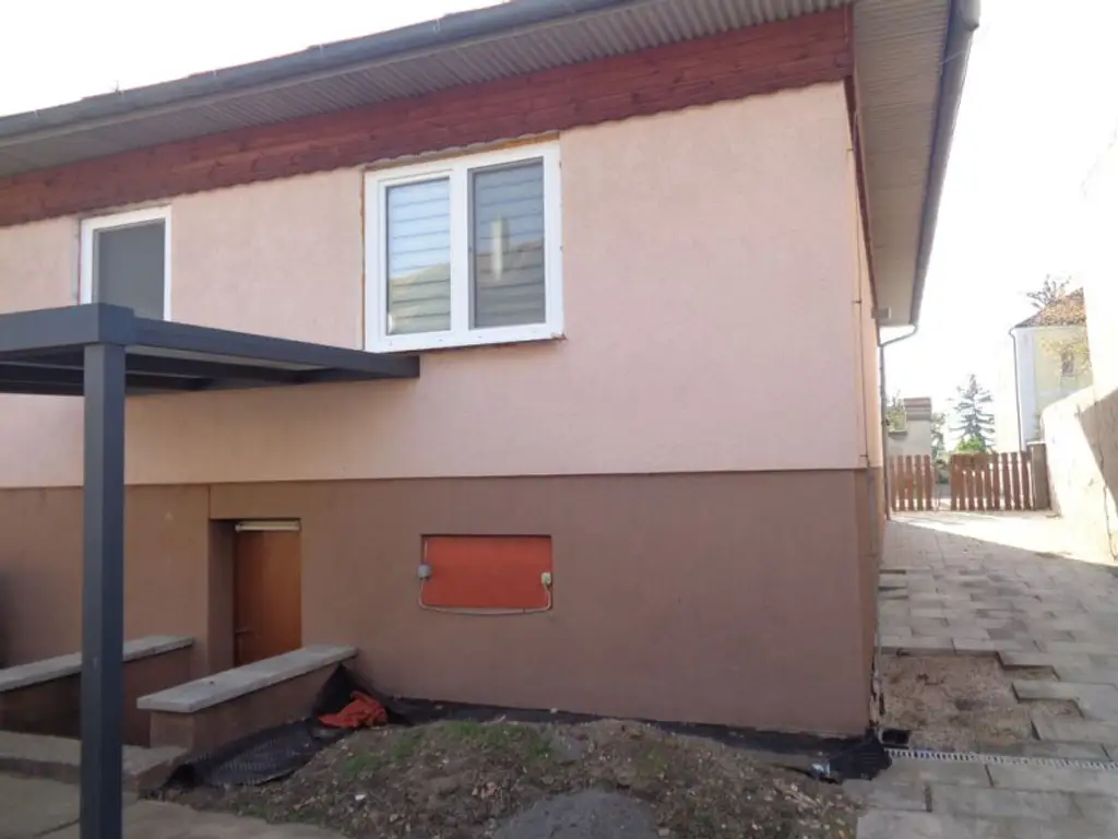 Hohenau: S-Bahn: unterkellerter Bungalow in Ruhelage