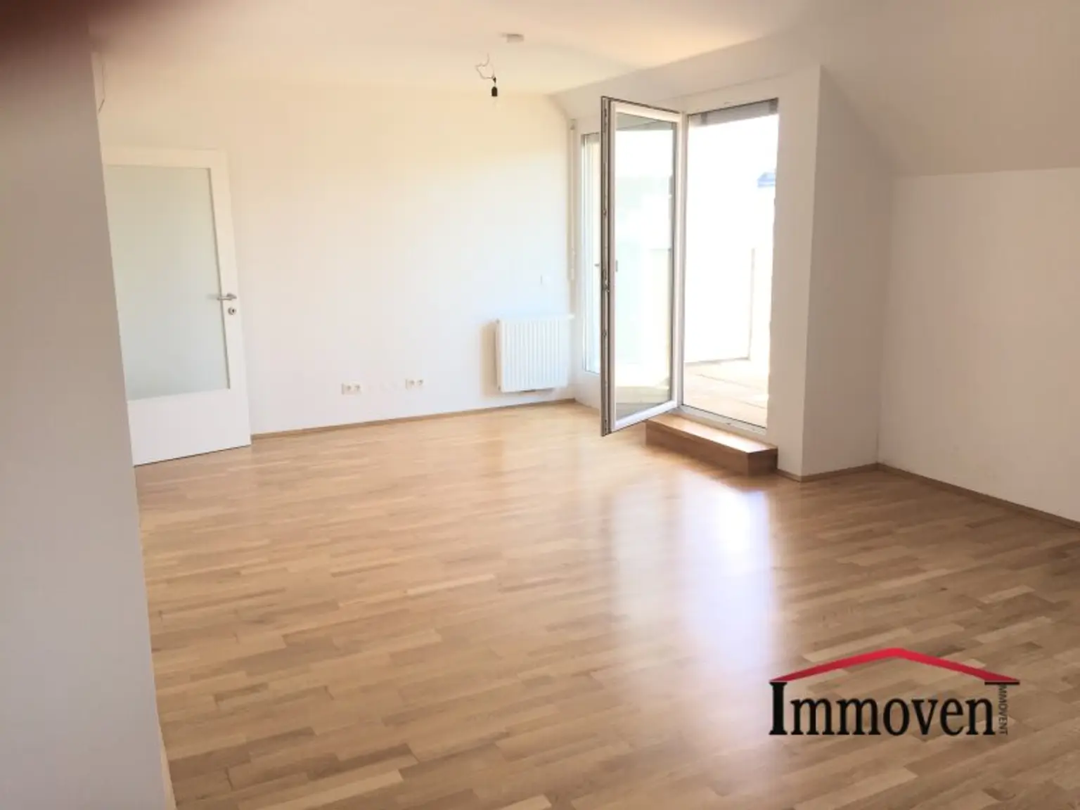 HOFSEITIG - Großzügige 4-Zimmerdachgeschosswohnung mit Terrasse und Klimaanlage nahe Mariahilfer Straße! (Mietbeginn 01.10.2025)