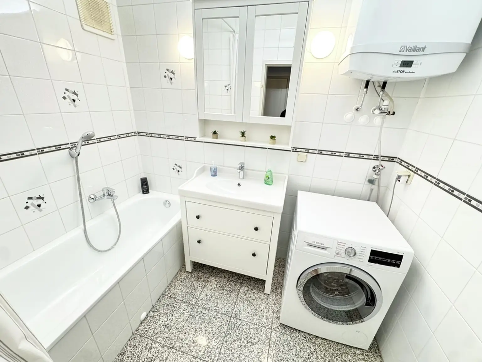 TRAUMHAFTE NEUBAUWOHNUNG MIT FERNBLICK | LICHTDURCHFLUTETE 3 ZIMMER | GARAGE | TOPLAGE IN EBERGASSING