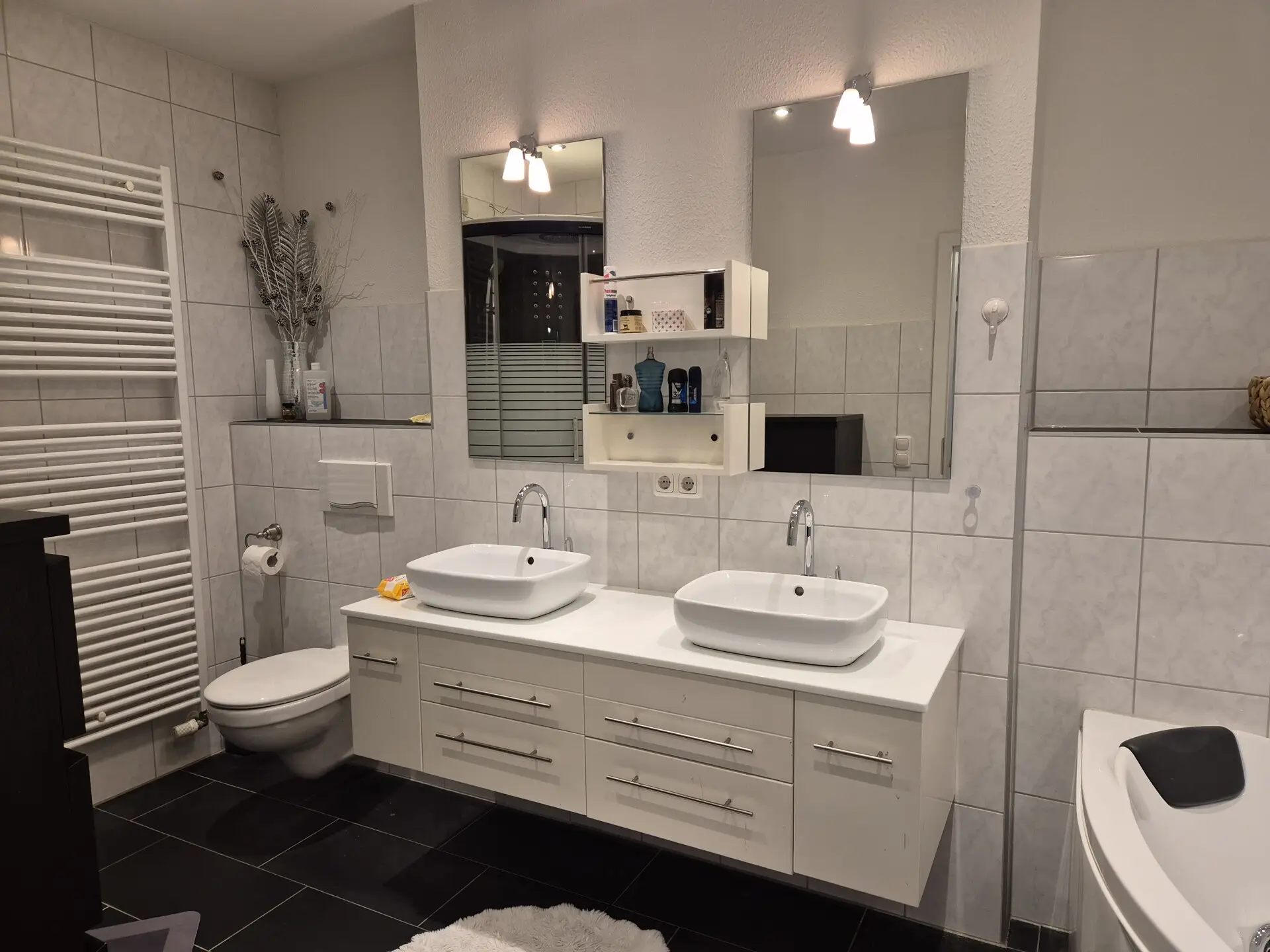 Bad OG mit Wanne+Dusche+Waschplatz Ansicht 2