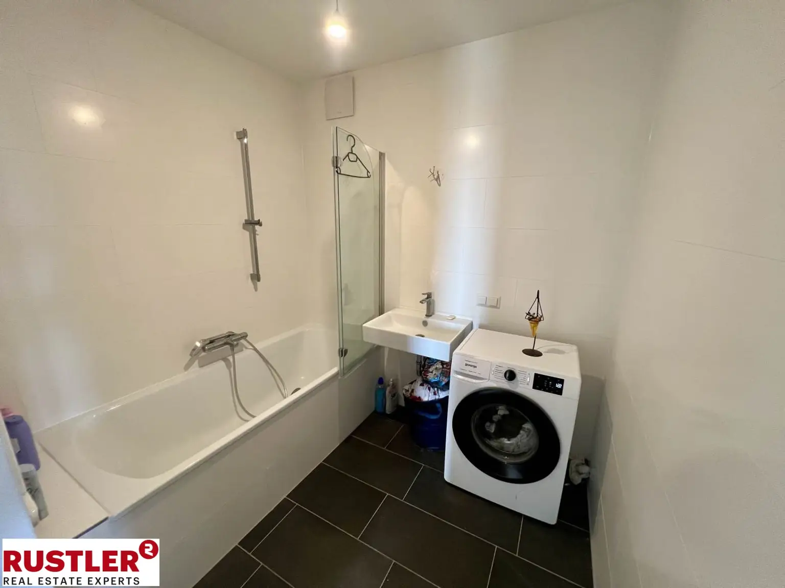 **ATTEMSGARTEN - HOCHWERTIGE 4 Zi WOHNUNG INKL. KÜCHE - 2 TERRASSEN - 2 BÄDER UND FITNESS**
