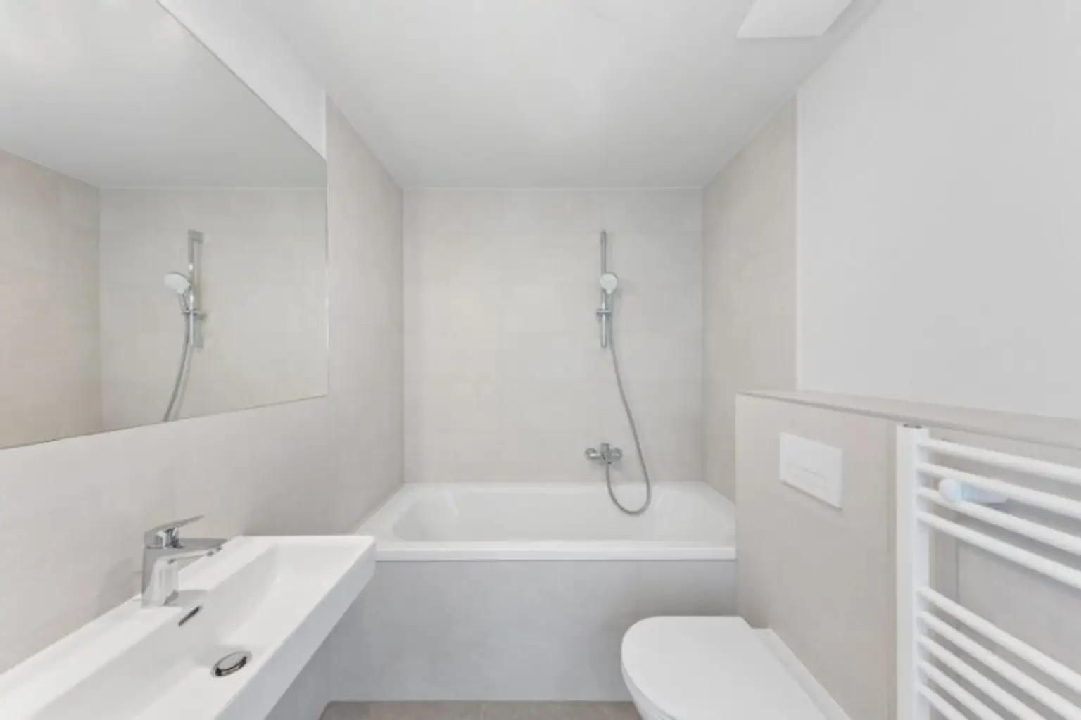 ERSTBEZUG ! Exklusives 77 m²Dachwohnung in generalsanierten, historischem Gebäude (Top 20)