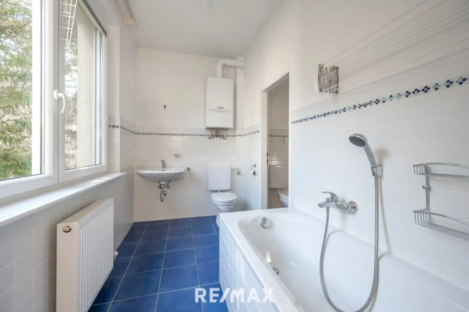 Badezimmer mit Badewanne und Fenster