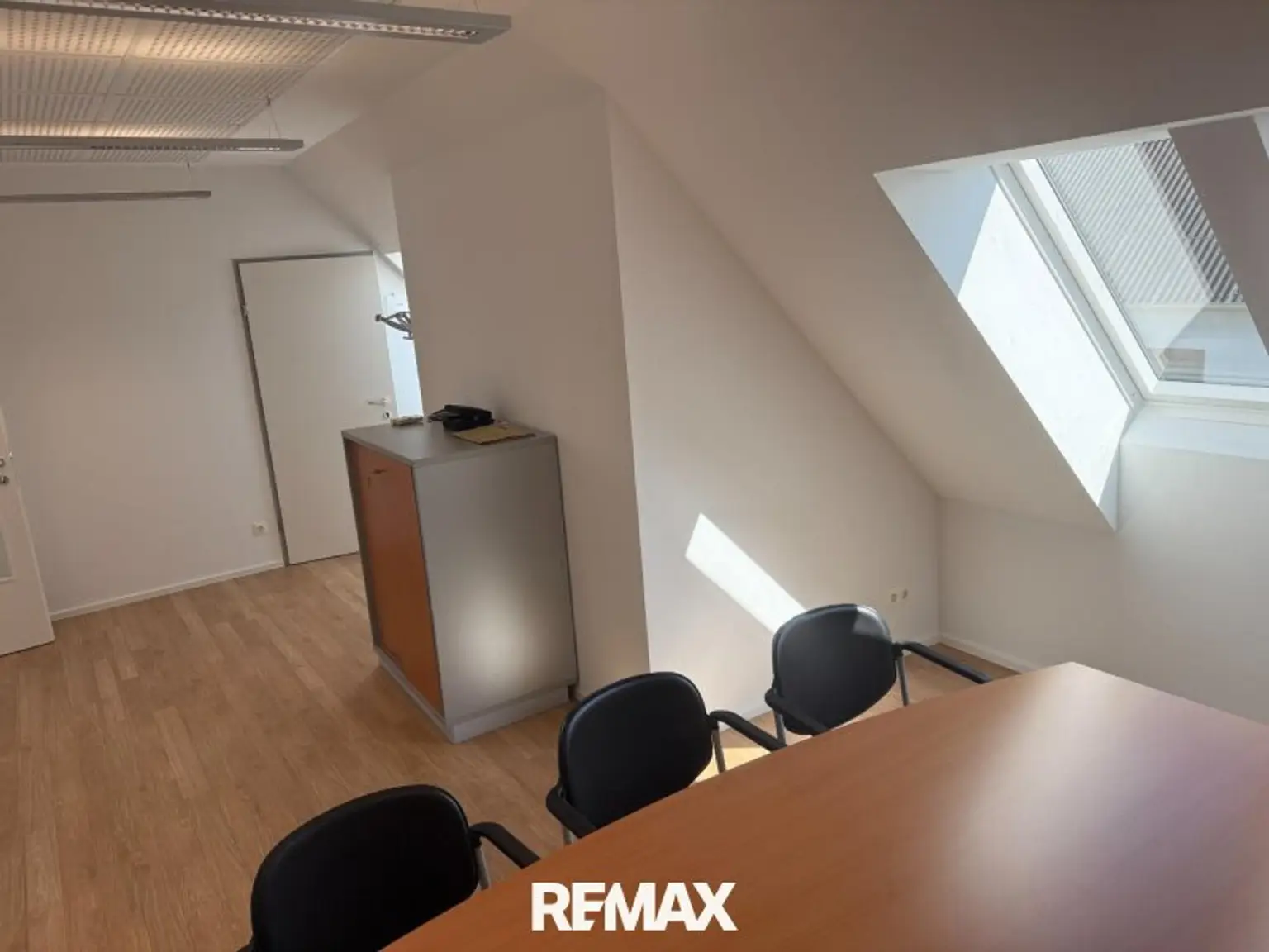 Besprechungsraum / Chef Büro mit Archiv