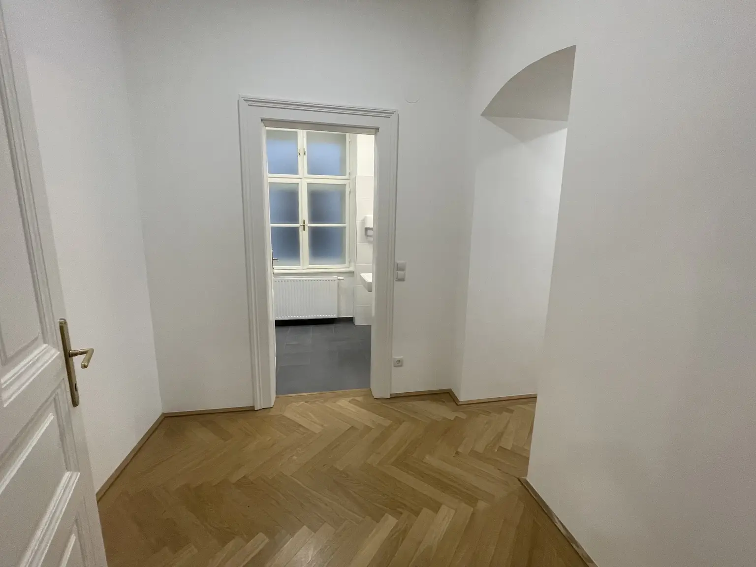 UNBEFRISTET: Klimatisierte Altbauwohnung im Stadtzentrum