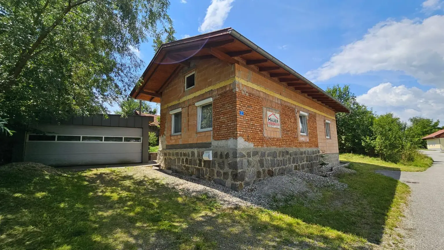 Innviertel-Highlight! Schöner neuwertiger Bungalow mit gr. Garage und schönem Garten in Eggerding nahe Andorf und Schärding zu verkaufen!