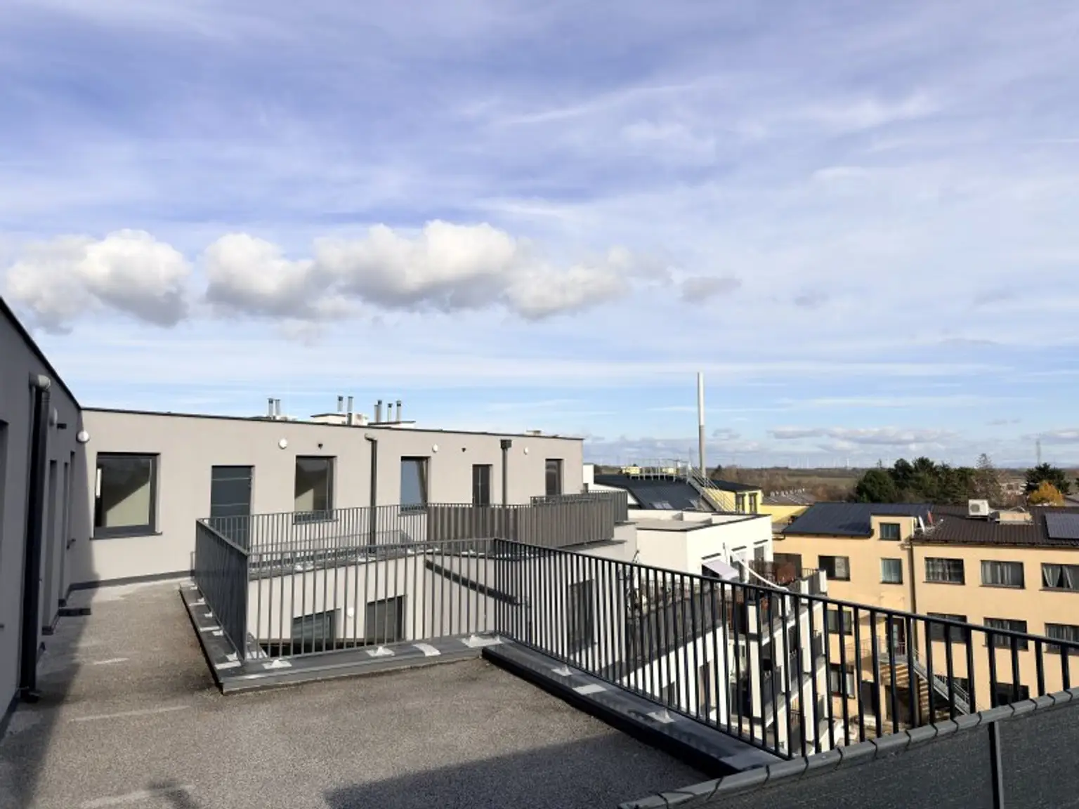 Terrassentraum -  3 Zimmer klimatisierte Dachgeschosswohnung - ohne Dachschrägen - mit 28 m2 Terrasse - Baujahr 2021 TOP 39 - PREIS Inkl. Heizung