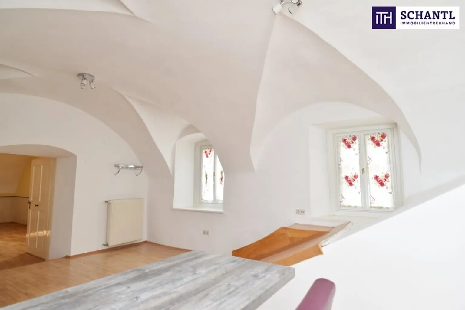MÄRCHENHAFTE Wohnung im SCHLOSS inklusive Nutzung des SCHLOSSGARTENS! Ab sofort verfügbar!