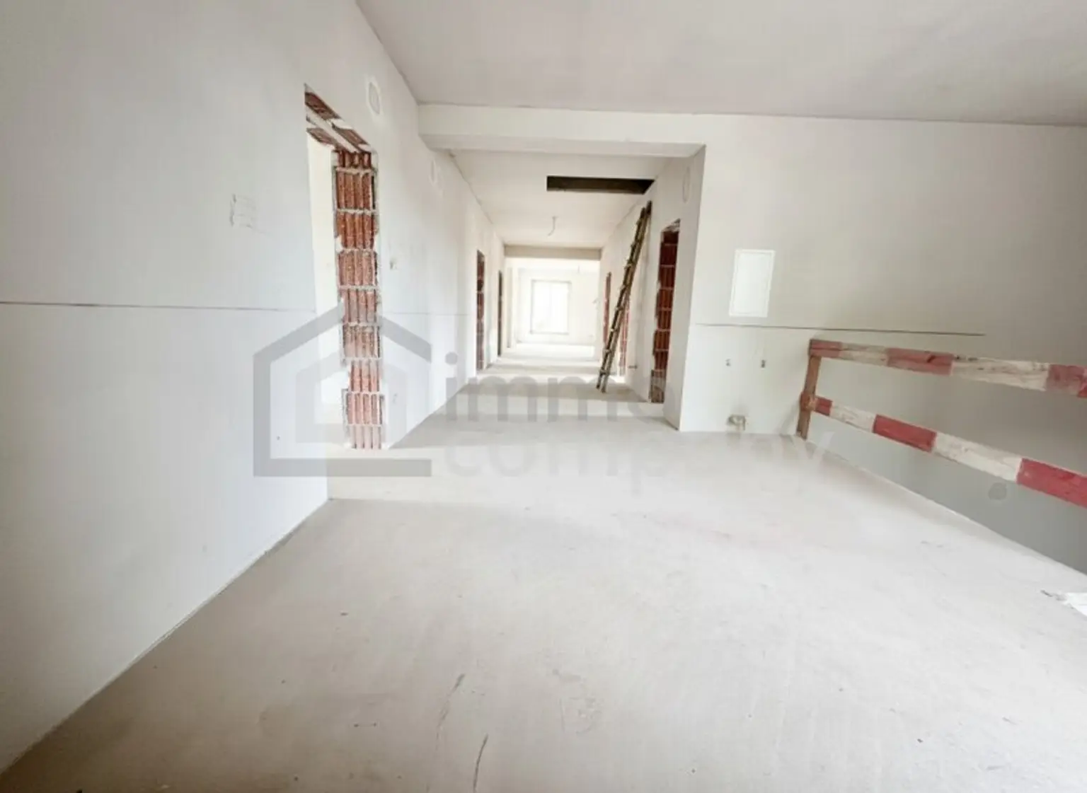 Luxuriöse Villa in Hamuliakovo: 600m², 14 Zimmer, Erstbezug mit Stadt- und Grünblick!